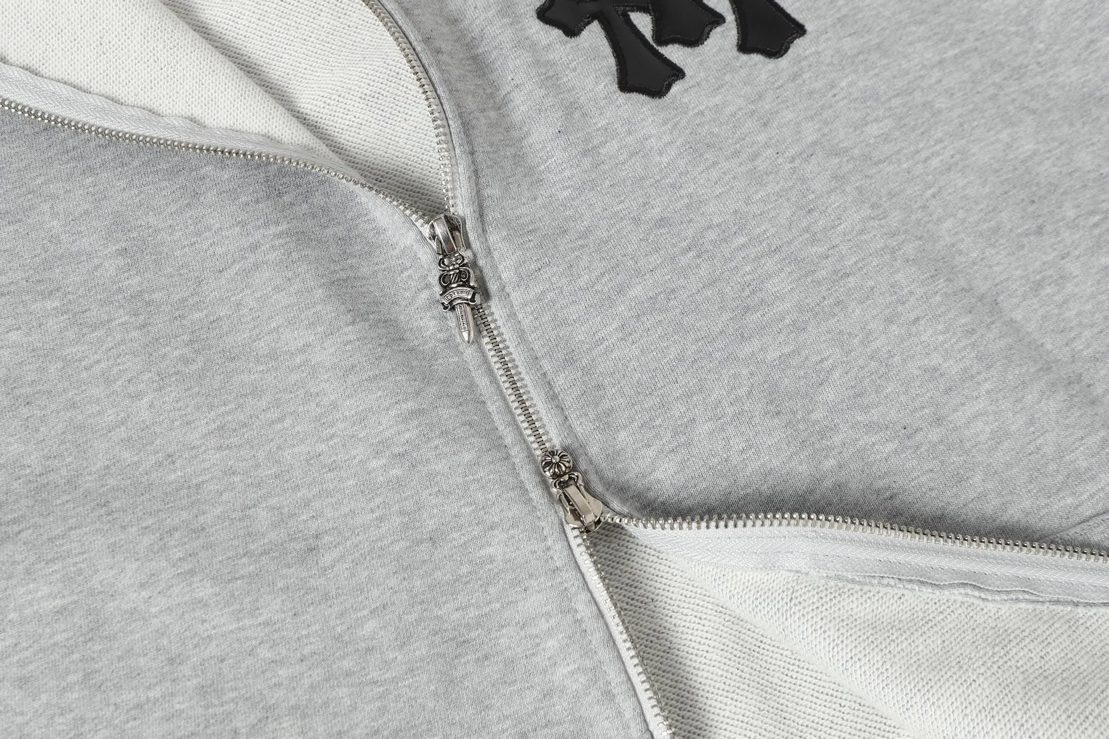 P260 Model 04 Cross-border running quantity, please do not place an order if you pursue quality - Chrome Hearts/Chrome Hearts leather cross ✝️raglan sleeve zipper sweatshirt cardigan jacket - high weight, high density and high quality, soft, delicate and skin-friendly wool, soft and silky to the touch, excellent warmth and skin-friendly properties - custom-woven and dyed, no color difference, no matter the fabric or workmanship details, it beats the ordinary version on the market - Hardware zipper accessories are all customized, full of details -Colour: Black Gray -Size: S M L XL